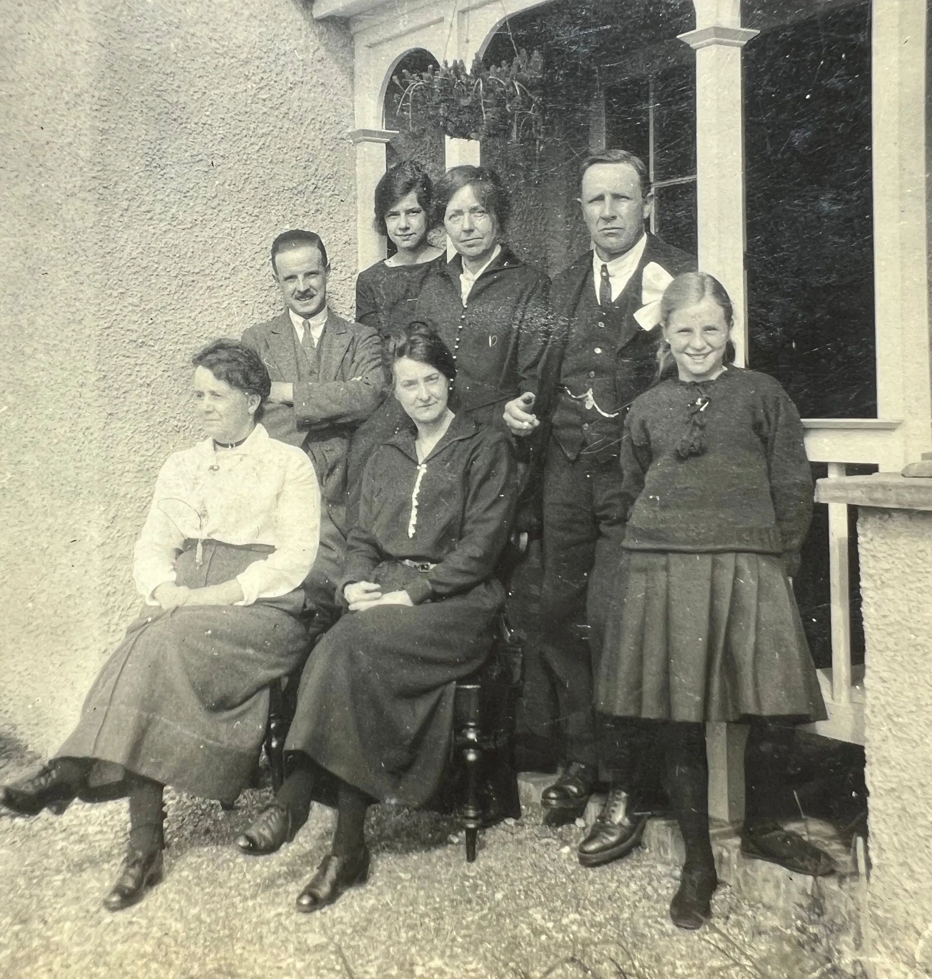 10 Photos from the 1900s - 1940s of People Outside Their Houses (E20))