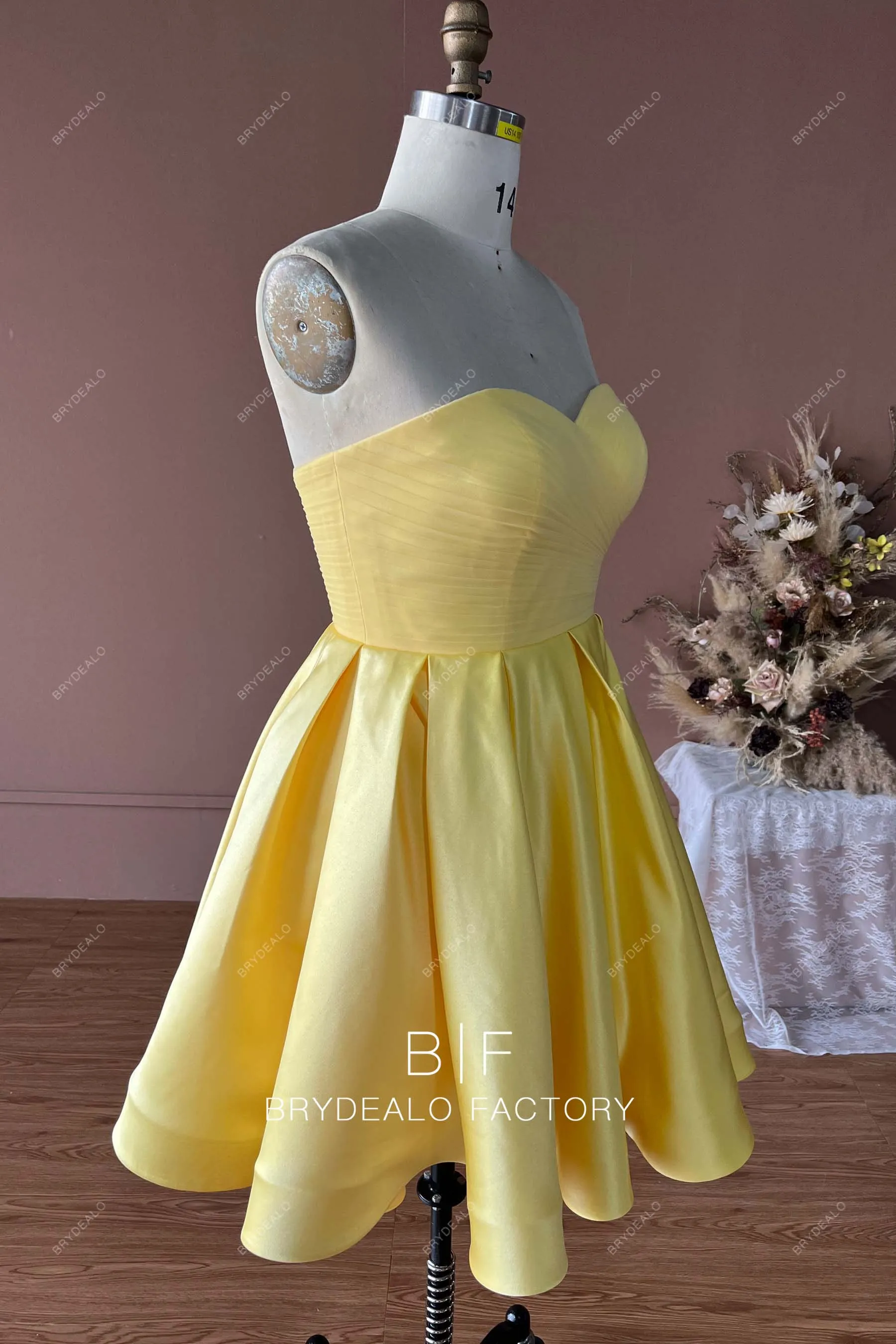 Yellow Satin Cute Sweetheart Neck Knee Length Short Formal Dress