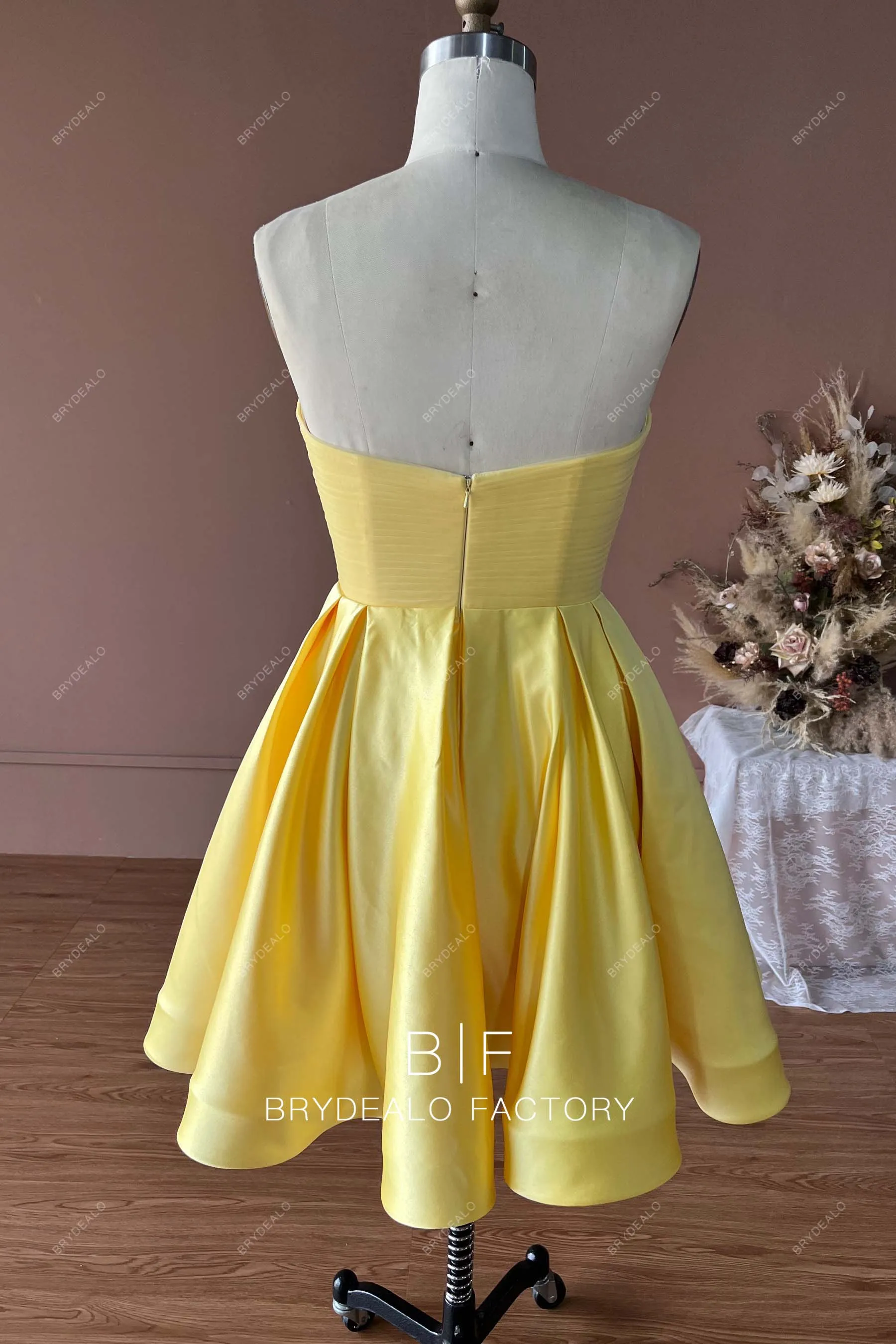 Yellow Satin Cute Sweetheart Neck Knee Length Short Formal Dress